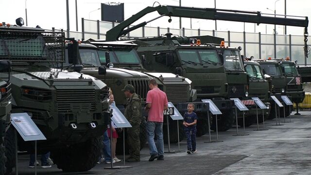 Военные устроили автопробег ретротехники из Новочеркасска в Ростов-на-Дону - RostovGazeta, 30.05.2025