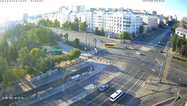 В центре Челябинска автобус выехал с дороги в сквер на Алом поле - Новости Челябинска и Челябинской области - Курс Дела, 31.05.2025