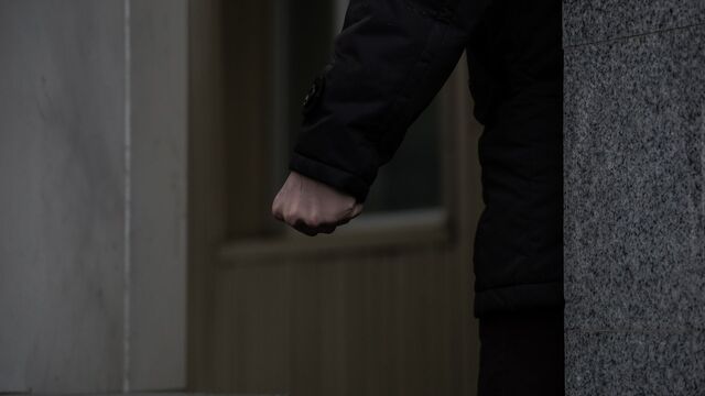Агрессивного мужчину, напавшего на прохожего, ищет полиция в Приморье - Восток-Медиа, 10.06.2025