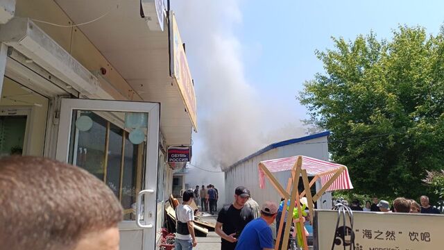 Жуткий пожар начался в здании кафе во Владивостоке - Восток-Медиа, 12.06.2025