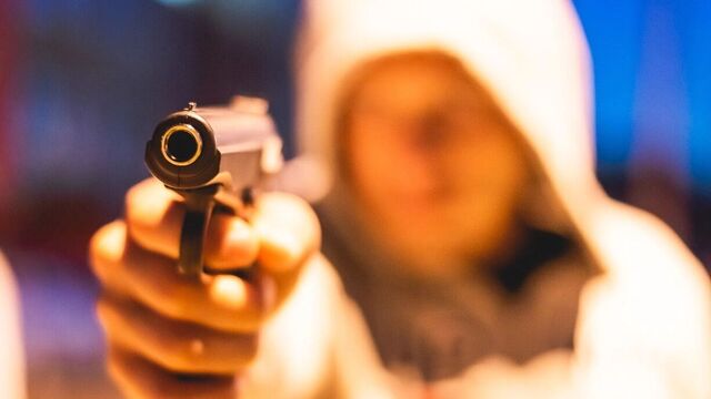 Полицейские задержали челябинца, ранившего из пистолета двоих человек - Новости Челябинска и Челябинской области - Курс Дела, 30.06.2025