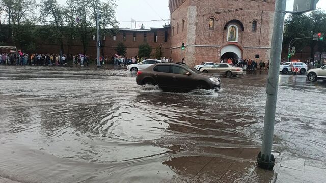 В Нижнем Новгороде сорванная из-за бури крыша повредила машины - Новости Нижнего Новгорода и Нижегородской области - NewsNN, 04.07.2025