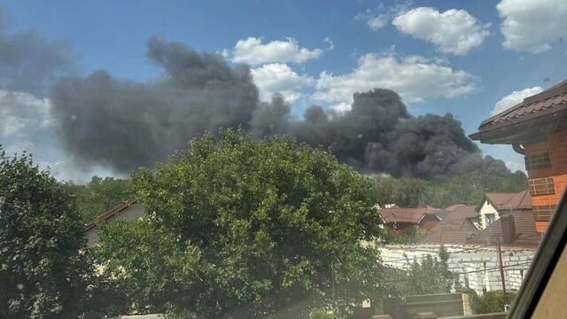 Жители Ростова засняли видео вблизи горящих складов около ТЦ «Меркурий» - RostovGazeta, 08.07.2025