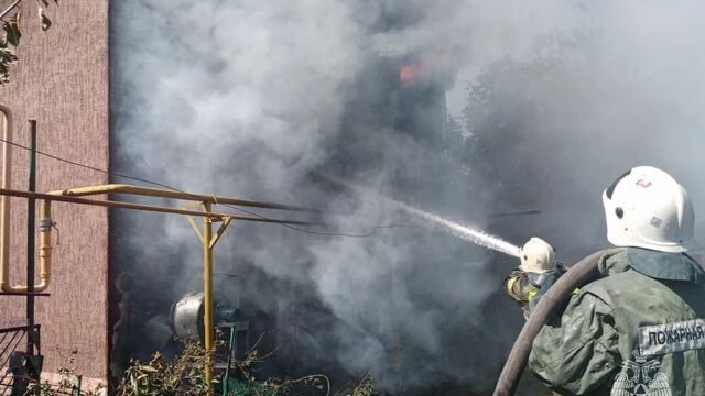 Очевидцы опубликовали кадры крупного пожара возле ТЦ в Семикаракорске - RostovGazeta, 11.07.2025