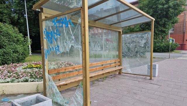 В Нижнем Тагиле вандалы разбили еще одну «золотую» остановку - Новости Нижнего Тагила и Свердловской области - TagilCity, 13.07.2025