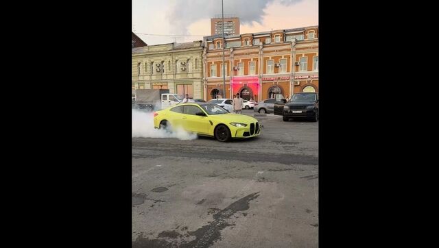 BMW влетел в дом на Нижне-Волжской набережной после дрифта - Новости Нижнего Новгорода и Нижегородской области - NewsNN, 13.07.2025