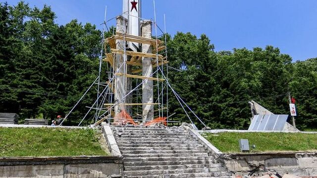 В Находке глава города проверил ход ремонта памятника Победы - Восток-Медиа, 15.07.2025