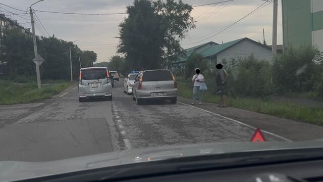Пробка и печаль: легковушка заблокировала движение в Приморье — фото - Восток-Медиа, 26.07.2025