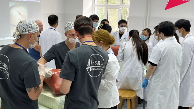Российские и китайские студенты-медики учатся оперировать рак в Хабаровске - Transsibinfo, 29.08.2025