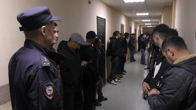 Полиция задержала жителя Челябинска за фиктивное трудоустройство 50 мигрантов - Новости Челябинска и Челябинской области - Курс Дела, 30.08.2025