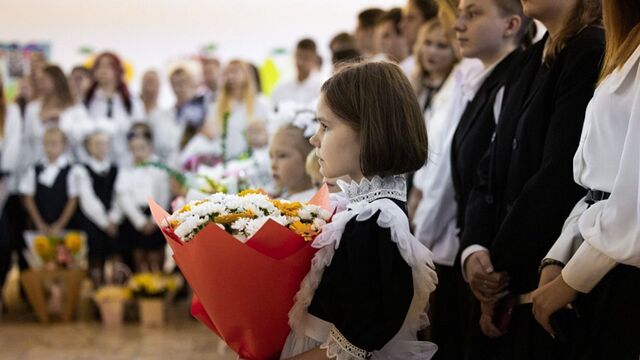 Семья, учителя и глава Владивостока: Шестаков лично поздравил школьников 1 сентября - Восток-Медиа, 01.09.2025