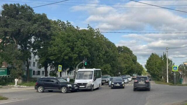 В Уссурийске автобус столкнулся с «Мерседесом», среди пострадавших дети - Восток-Медиа, 13.09.2025