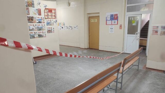 ЧП в Приморье: во владивостокской школе обрушился потолок — фото - Восток-Медиа, 17.09.2025