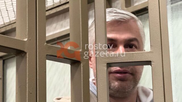 Экс-главу администрации Ростова Алексея Логвиненко привезли в суд - RostovGazeta, 24.10.2025