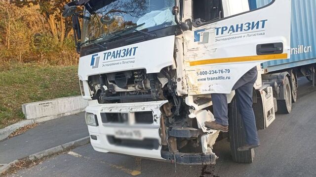 ДТП с участием большегрузов произошло во Владивостоке, ведется проверка — фото - Восток-Медиа, 25.10.2025