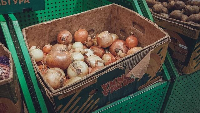 Ростовчане пожаловались на ящики с овощами, которыми перегородили дорогу - RostovGazeta, 01.11.2025