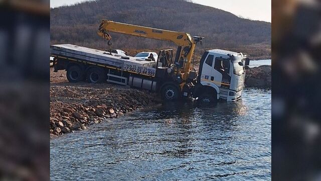 Во Владивостоке грузовик затонул во время погрузки на баржу — видео - Восток-Медиа, 03.11.2025