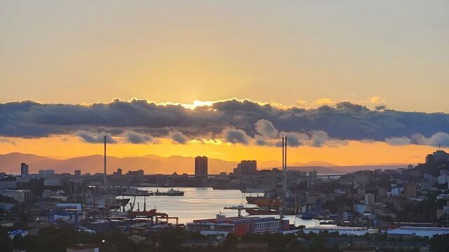 Картина дня в Приморье: пенсионерка с бревном, утонувший грузовик и магазин алкоголя - Восток-Медиа, 03.11.2025