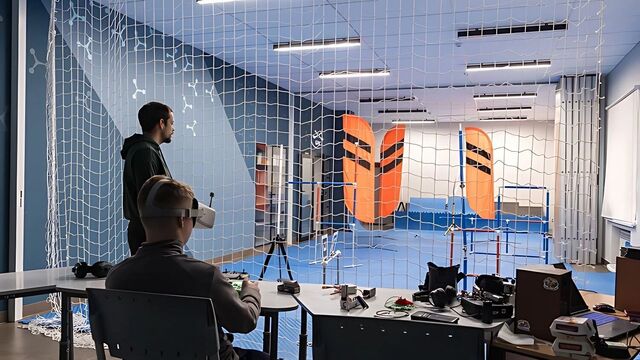 В Челябинске растят новых чемпионов: как школьники управляют беспилотниками - Новости Челябинска и Челябинской области - Курс Дела, 09.11.2025