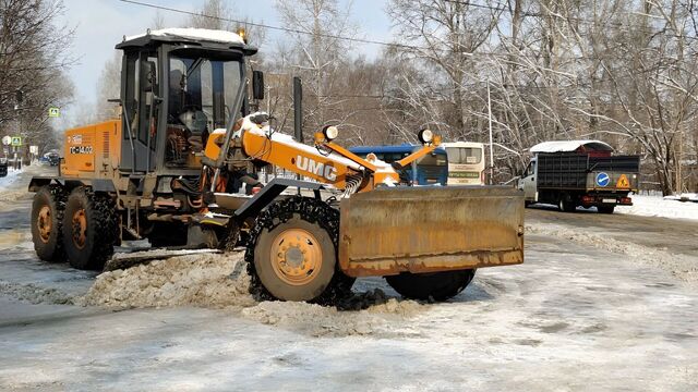 Снег убирают в Хабаровске, руководствуясь обращениями граждан — Сергей Кравчук - Восток-Медиа, 11.11.2025