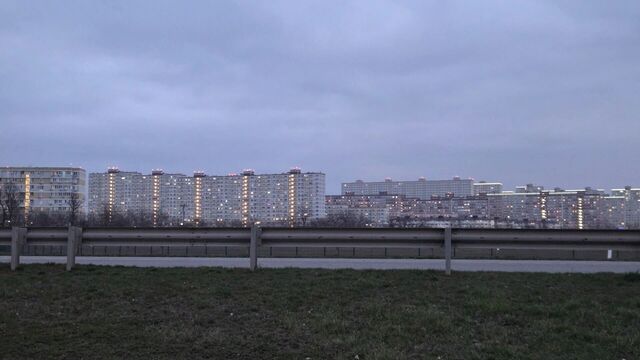 Атака БПЛА на Краснодар: обломки беспилотника врезались в многоэтажку - kubanpress.ru, 30.03.2026