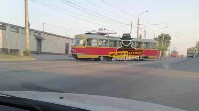 В Барнауле на улице Челюскинцев снова сошёл с рельсов трамвай - ИА Амител, 06.06.2023