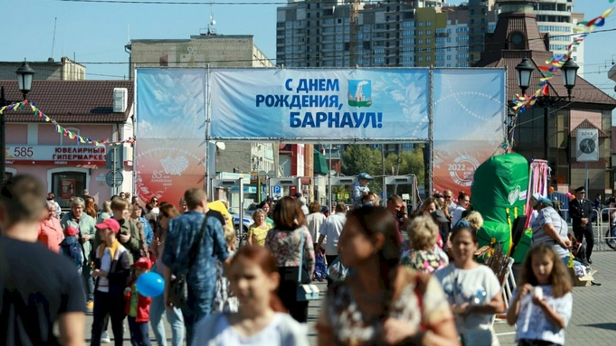Барнаул 2008 год день города. Баннер день города. Барнаул день рождение акции. Барнаул день рождение акции. Украшения ко дню города.