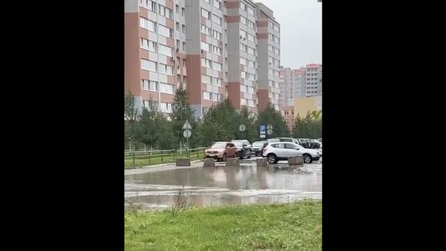 Барнаульцы пожаловались на гигантскую лужу, из-за которой не добраться до школы - ИА Амител, 12.09.2023