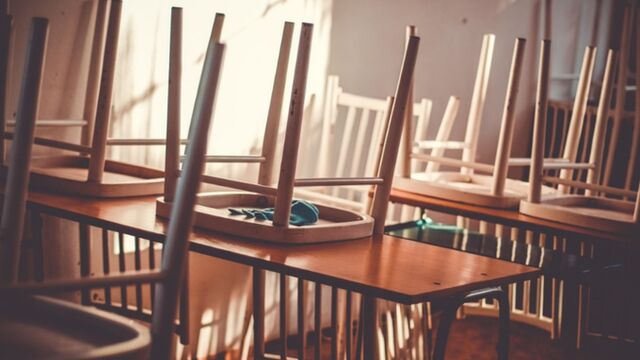 Школьница в Новосибирске сломала позвоночник, упав со стула в столовой - ИА Амител, 02.10.2023