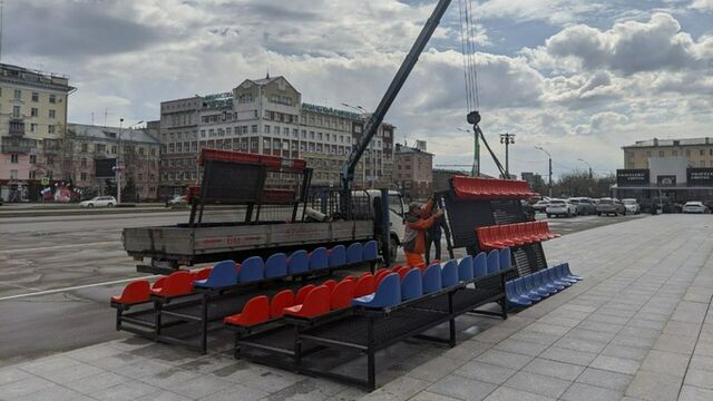 В Барнауле на площади Советов начали монтировать трибуны к 9 мая. Фото - ИА Амител, 03.05.2024