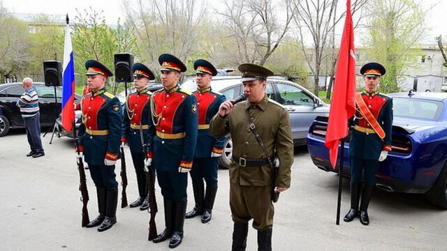 Парады у домов ветеранов прошли в Барнауле накануне Дня Победы - ИА Амител, 08.05.2024