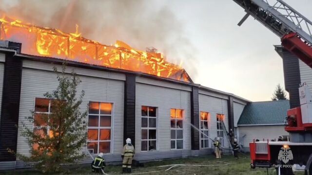 В Рубцовске тушат горящее производственное здание с помощью пожарного поезда - ИА Амител, 02.10.2024