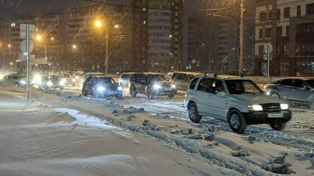 Туда не надо ехать. Где в Барнауле образовались большие пробки утром 27 декабря? - ИА Амител, 27.12.2024