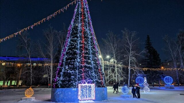 Елочка на Потоке. Фоторепортаж еще с одного новогоднего городка в Барнауле - ИА Амител, 26.12.2024