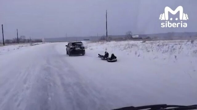 На Алтае наказали водителя, катавшего детей на плюшках, привязанных к машине - ИА Амител, 01.01.2025