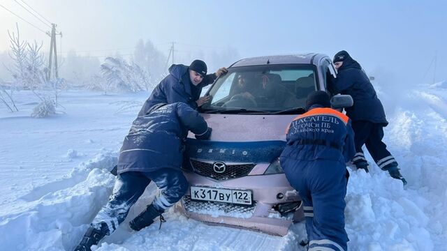 Алтайские спасатели в свободное время помогли застрявшему автомобилисту - ИА Амител, 06.01.2025