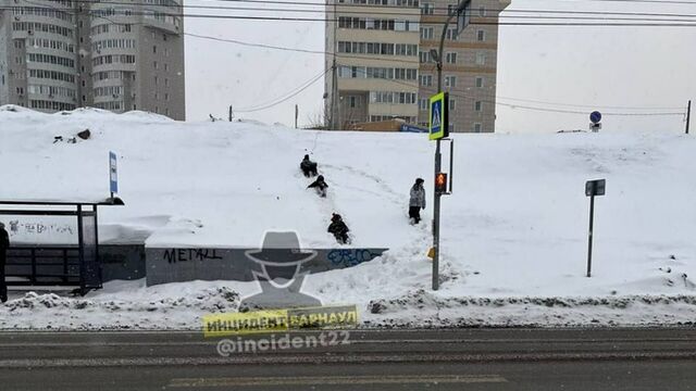 В Барнауле дети на улице Малахова устроили горку прямо у дороги - ИА Амител, 15.01.2025