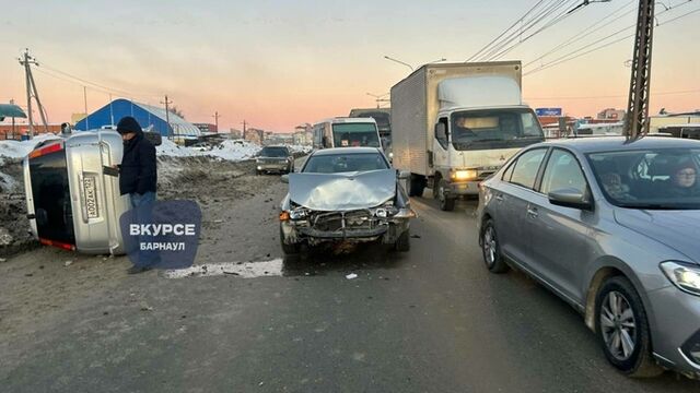 Неизвестный водитель скрылся с места жесткого ДТП с перевертышем в Барнауле - ИА Амител, 05.02.2025