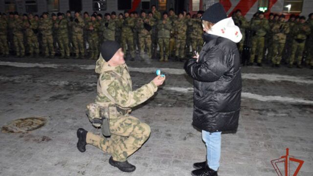 Приобнял и приподнял. Боец СВО сделал предложение своей девушке на вокзале в Барнауле - ИА Амител, 14.03.2025