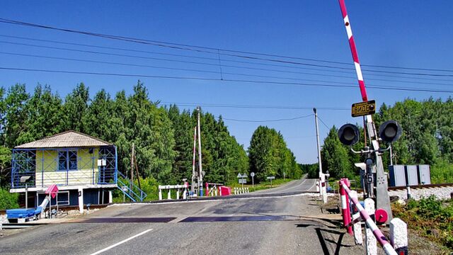 Как переезжать железнодорожные пути, чтобы не лишиться прав и не угодить под поезд? - ИА Амител, 24.03.2025