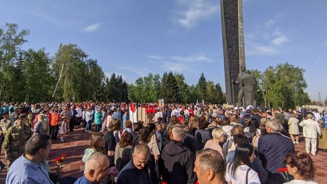 Сотни барнаулцев пришли возложить цветы на Мемориал Славы в День Победы. Фото - ИА Амител, 09.05.2025