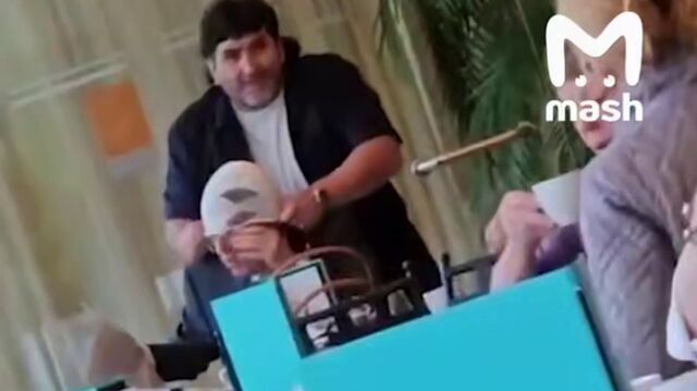 Пранкер надел памперс на голову экс-главе МОК Томасу Баху - ИА Амител, 30.05.2025