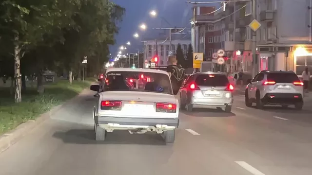 В Барнауле наказали парня, высунувшегося из окна автомобиля во время движения - ИА Амител, 18.06.2025
