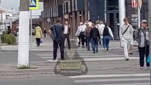 Бастрыкин потребовал доклад после жесткого избиения мужчины в центре Барнаула - ИА Амител, 30.06.2025