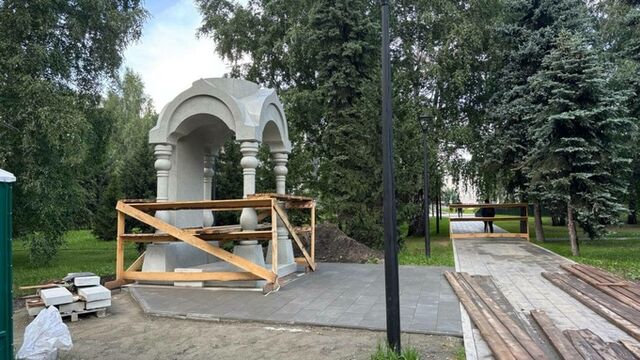 На площади Победы в Барнауле начали строить небольшую гранитную часовню. Фото - ИА Амител, 02.07.2025