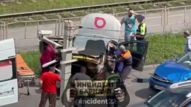 Соцсети: человек пострадал в ДТП с такси в Барнауле - ИА Амител, 13.07.2025