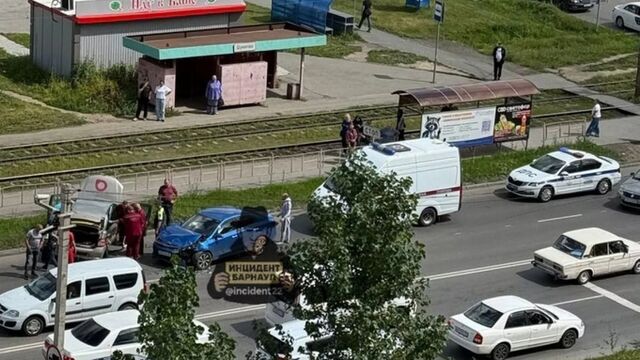 Двое взрослых и ребенок пострадали в массовом ДТП в Барнауле - ИА Амител, 13.07.2025