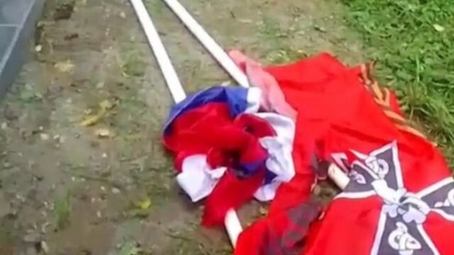 Вандалы вырвали и подожгли флаги с могилы участника СВО в Алтайском крае - ИА Амител, 10.08.2025