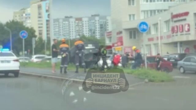 В Барнауле легковушка вылетела на тротуар и перевернулась на крышу - ИА Амител, 16.08.2025