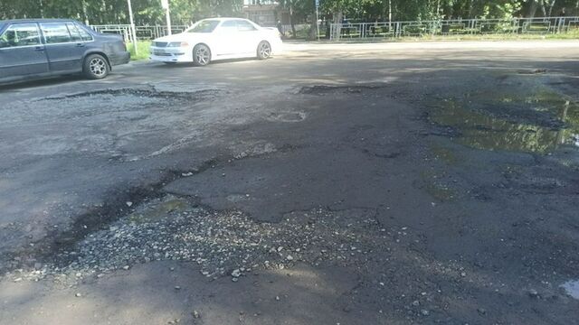 Словно после бомбежки. Барнаульцы жалуются на огромные ямы во дворах на Павловском тракте - ИА Амител, 16.08.2025